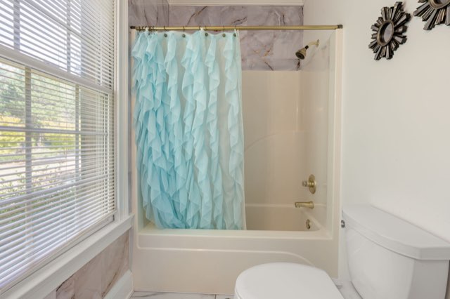 En-suite Bathroom (Main)
