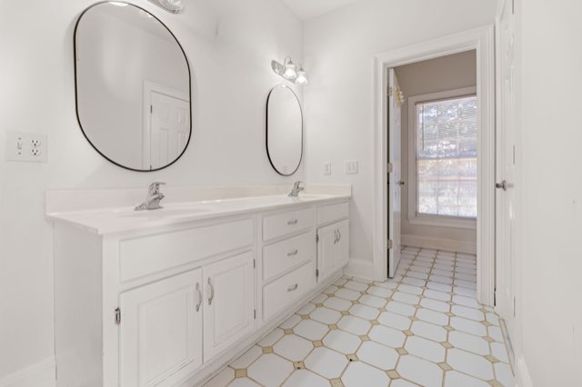 Jack-N-Jill Bathroom (Upstairs)